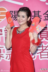 组图：Selina助力颜损慈善活动 老公力挺爱相随