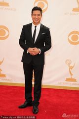 组图：艾美红毯男星马里奥·洛佩兹灿笑迷人