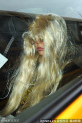 组图：阿曼达拜恩斯高空抛物被捕 蓬头垢面狼狈