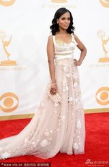 组图：《丑闻》女星凯丽-华盛顿亮相艾美红毯