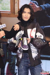 组图：萧敬腾亮相签书会长发飘飘 粉丝挤爆现场