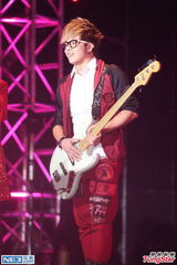 组图：蔡依林圣诞爆乳装抢镜 又唱又跳秀美腿