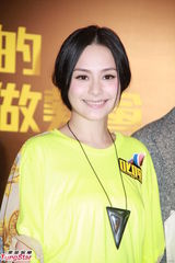 组图：阿娇沉浸恋情微笑 携容祖儿出席活动