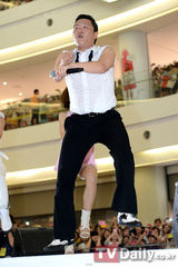 组图：韩歌星Psy与粉丝亲密接触展开激情四射表演