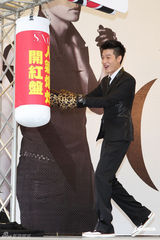 组图：比莉姐护子自曝闪婚周汤豪否认