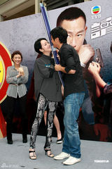 组图：林保怡田蕊妮黄宗泽出席活动 费心找吻痕