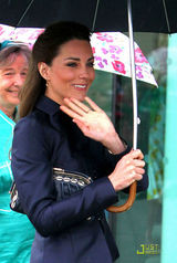 组图：威廉王子与准王妃共亮相 凯特秀迷人微笑