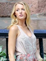 组图：布莱克-莱弗利碎花短裙俏丽动人