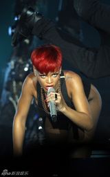 幻灯图：蕾哈娜西班牙开唱 红发造型狂野亮相