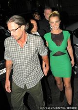 组图：布兰妮获男友贴身护驾 笑容灿烂幸福洋溢