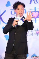 组图：陈奕迅个唱门票秒杀 与童星 乔 乔 比鬼脸