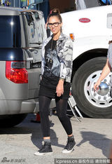 组图：阿尔芭片场头顶烈日 衣着休闲素颜出镜