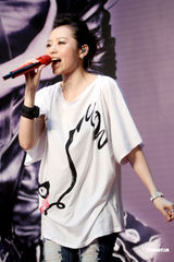 高清图：张靓颖分身有术日赶两场 出道五年无假期