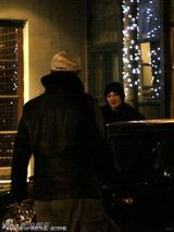 组图：张雨绮王全安周末甜蜜逛街共进烛光晚餐