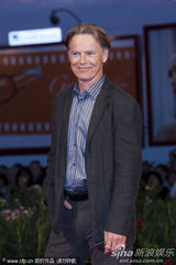 《巴尼的人生》首映 日本导演清水崇戴兔子头套抢镜