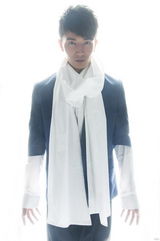 组图：许诺拍摄新造型照 帅气忧郁并存秀气质