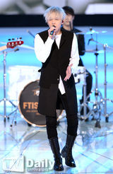 组图：李英爱穿韩服纪念《大长今》播出10周年