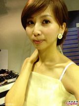 组图：许雅涵为黄金周疏导交通 转战微电影拍摄