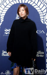 组图：宋智孝刘亚仁李栋旭等靓装出席时尚活动