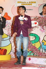 组图：吴卓羲出席新春活动计划买桃花增观众缘