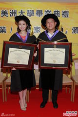 组图：徐淑敏获颁荣誉博士 望孩子有同样成就