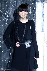 高清图：向海岚现身沪上 与杜鹃出席品牌时装秀