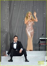 组图：玛丽亚-凯莉妩媚开唱 桃红长裙风骚秀腿