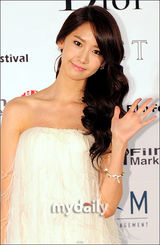 组图：允儿孔贤珠出席釜山亚洲电影之夜