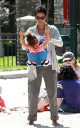 幻灯图：辣妈哈莉-贝瑞陪女儿玩耍 公园荡秋千