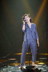 组图：周笔畅睡衣扮猫女 邓紫棋自弹自唱