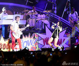 组图：凯蒂-佩里开唱狂抖性感大腿 和猛男贴身调情