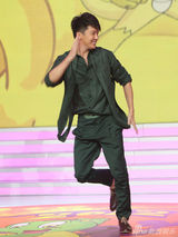 组图：迟帅回《小神龙》做评委台上热舞