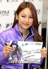 组图：李孝利为代言服装签售 提前穿羽绒服