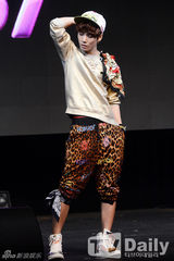 组图：韩团NU'EST发新碟卖萌 主打清凉曲风