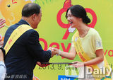 组图：韩女星Clara任宣传大使亮黄装俏丽