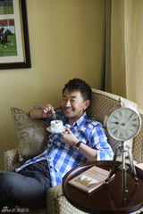 组图：黄海波拍封面大片 招牌式笑容大显亲和