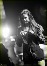 组图：赛琳娜MV花絮曝光 红唇冶艳秀蛮腰翘臀