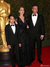 组图:朱莉亮相奥斯卡学院奖 皮特短发携子助阵