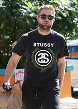 组图：帕丁森独自出街买午餐 满脸胡渣帅气不再