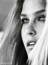 组图：芭儿-拉法莉登杂志封面展高贵魅力