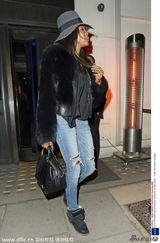 组图：黑珍珠坎贝尔裹皮草贵妇范儿 无惧被拍