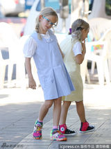 组图：詹妮弗-加纳带爱女出街与媒体玩互拍