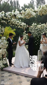 组图：何洁赫子铭大婚360度激情拥吻爱意浓