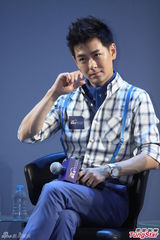 高清图：林志颖格子衫背带裤帅气 赞儿子艺感强