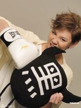 组图：郑欣宜代言护肤品大秀可爱造型