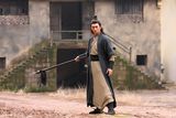 高清图：《镖行天下前传》热映 吴奇隆片场演服装秀