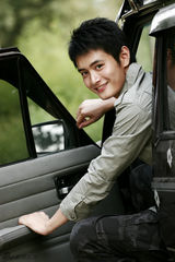 组图：演员王雨杂志写真曝光 化身帅气车模