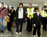 幻灯图集：小贝携三子回伦敦过圣诞 大儿子初显帅气