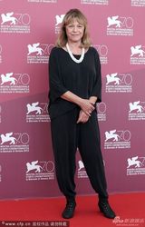 组图：《暴力小姐》发布会 导演翻白眼搞怪