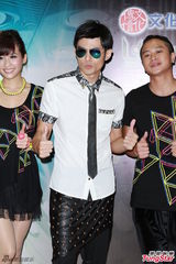 组图：周杰伦开个唱大秀人鱼线 张智霖同台助阵